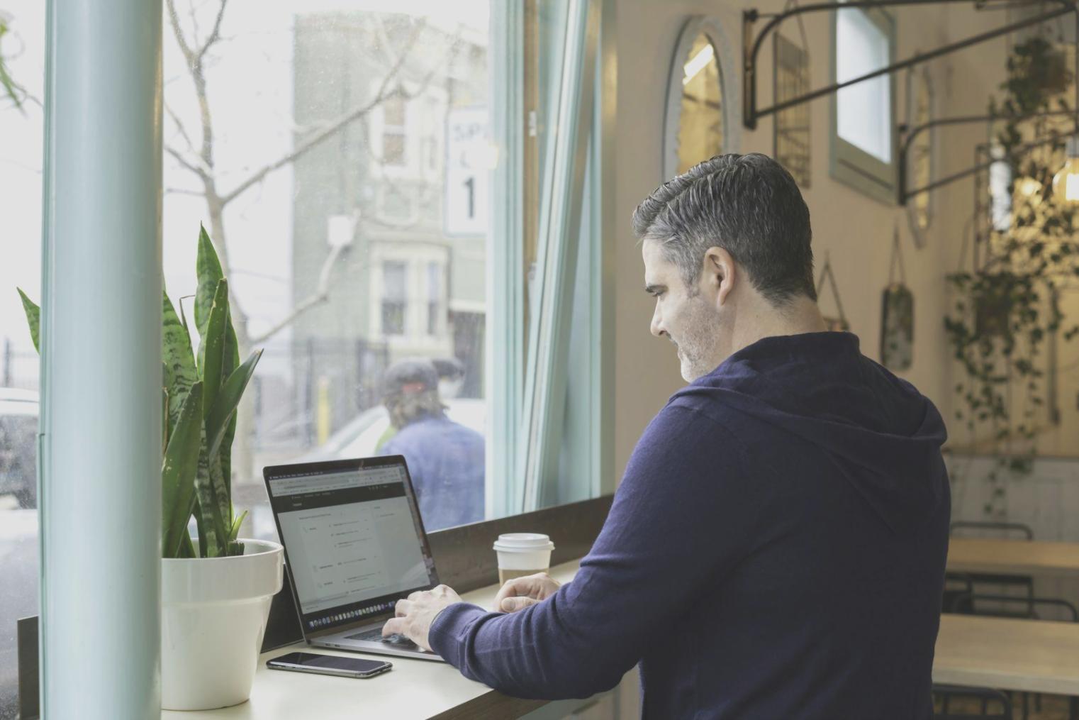 Fotografa che revisiona il suo portfolio su computer in studio