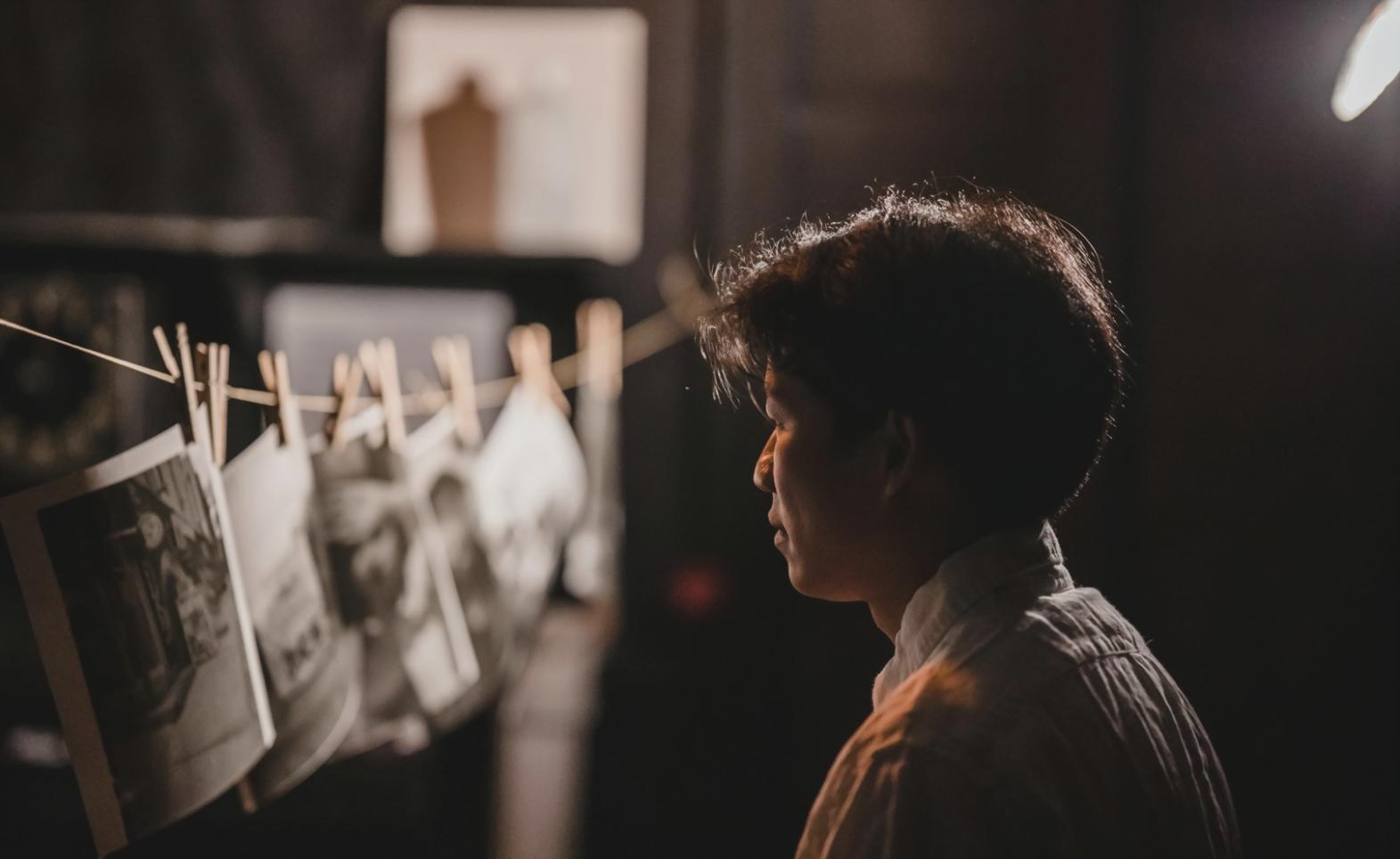 Fotografo professionista al lavoro durante una sessione di ritratto in studio