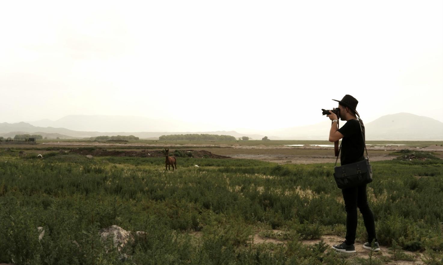 Attrezzatura fotografica professionale disposta su tavolo da lavoro